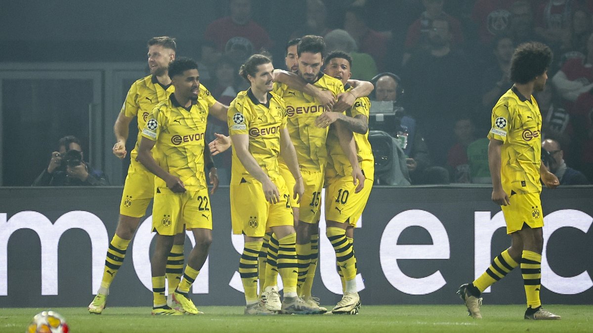 Mats Hummels (C) de Borussia Dortmund celebra el gol junto a sus compañeros