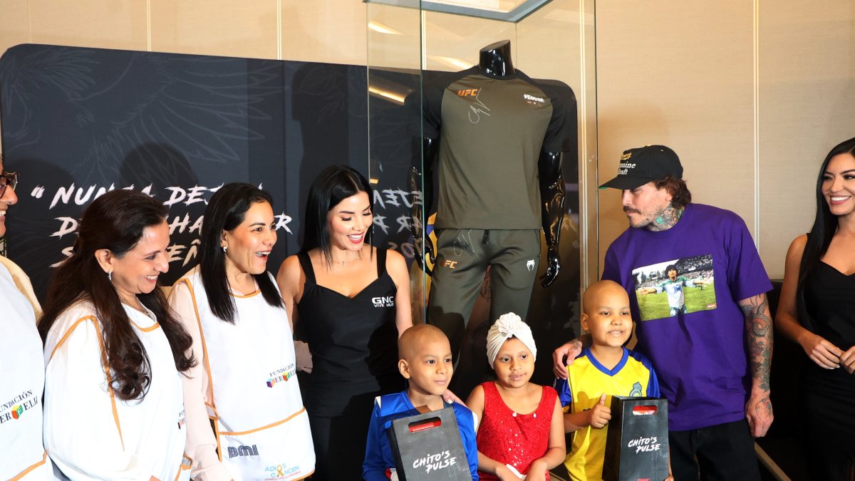 Chito Vera (d) junto a los niños y voluntarias de la Fundación Ser Feliz