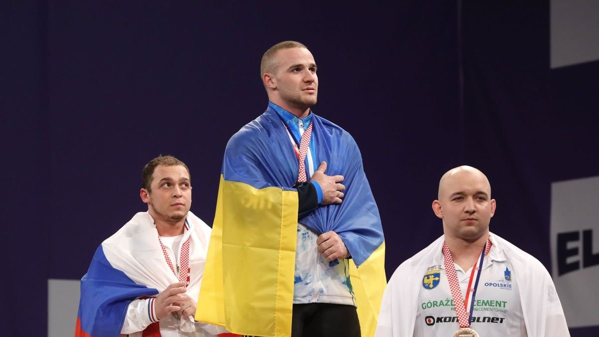 Oleksandr Pielieshenko (c) como campeón de Europa en pesas.