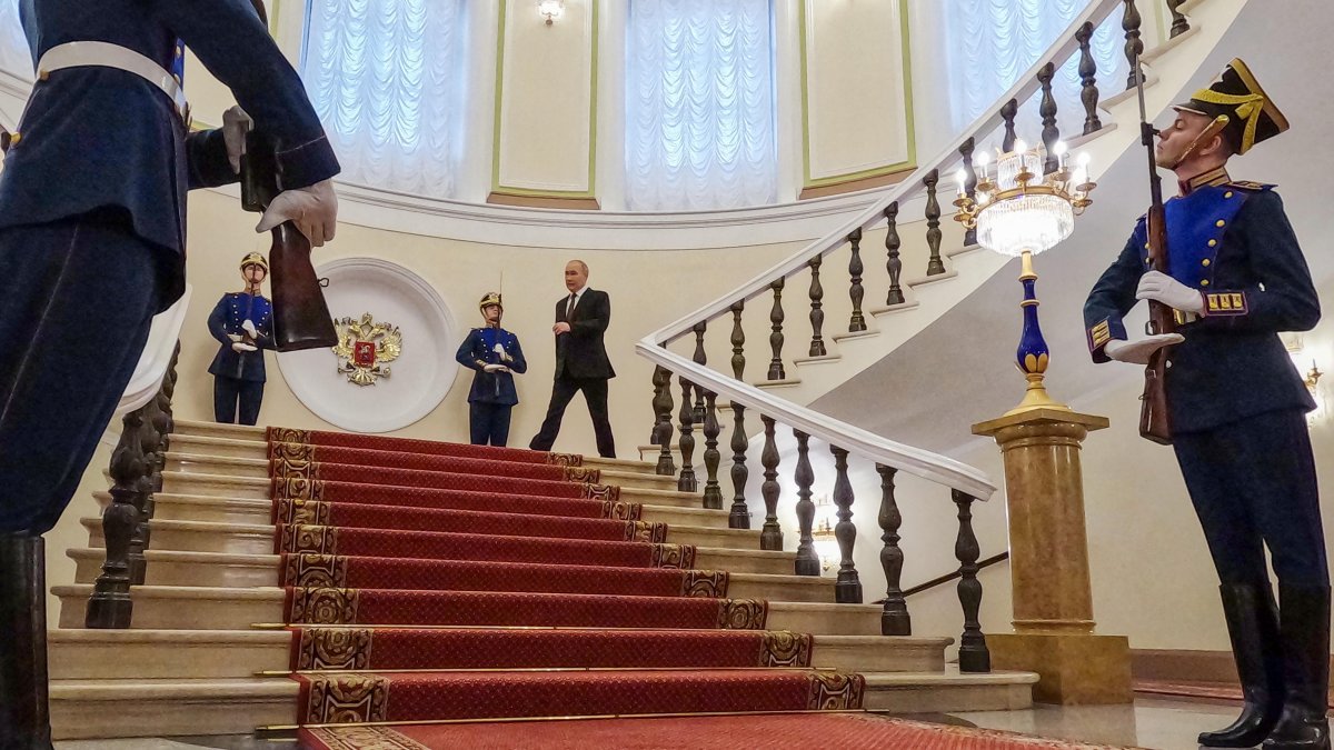 El presidente ruso Vladimir Putin (centro) camina hacia la ceremonia de inauguración en el Kremlin, en Moscú, Rusia, el 7 de mayo de 2024.