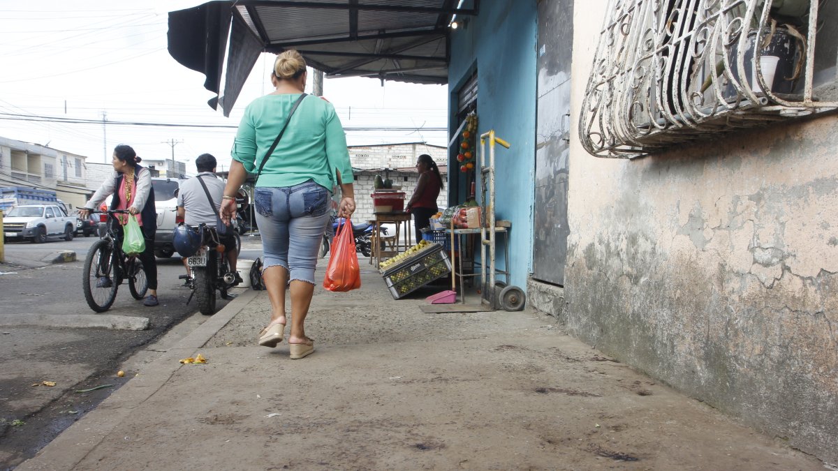 Acto. En el sitio aún había rastros de sangre. La víctima cayó en la acera.