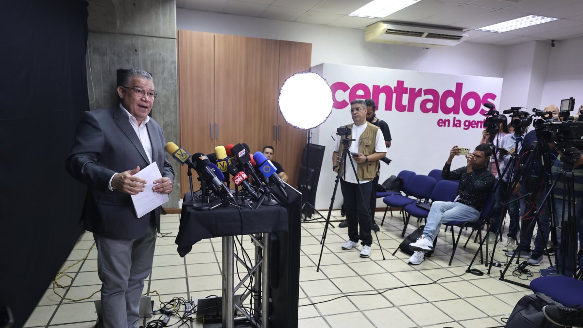 El candidato presidencial opositor de Venezuela Enrique Márquez ofrece una rueda de prensa este martes en Caracas (Venezuela).