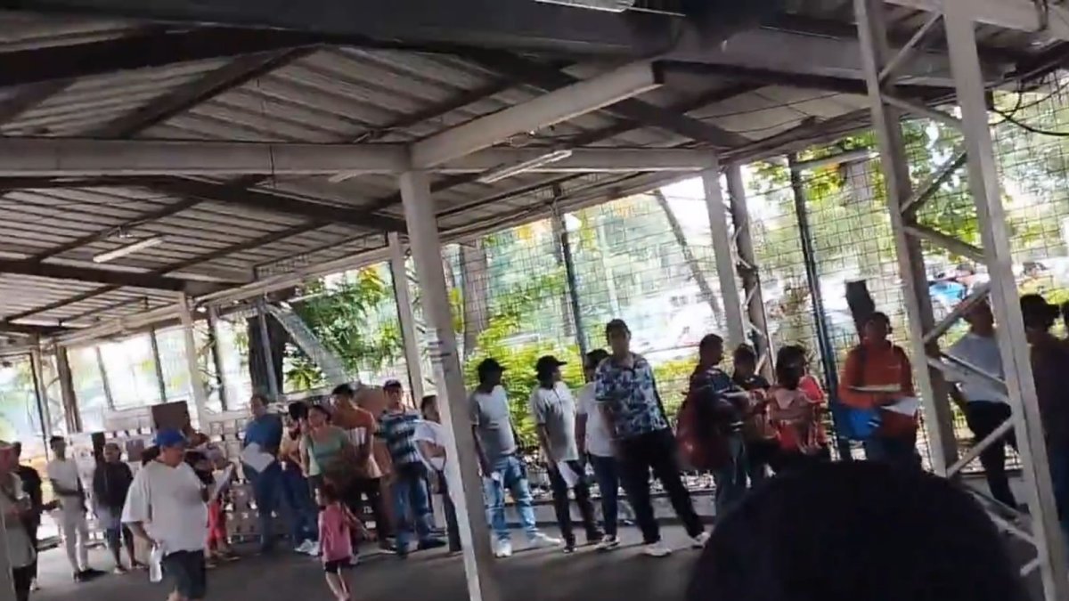 Decenas de ciudadanos esperaron varias horas para ser atendidos.