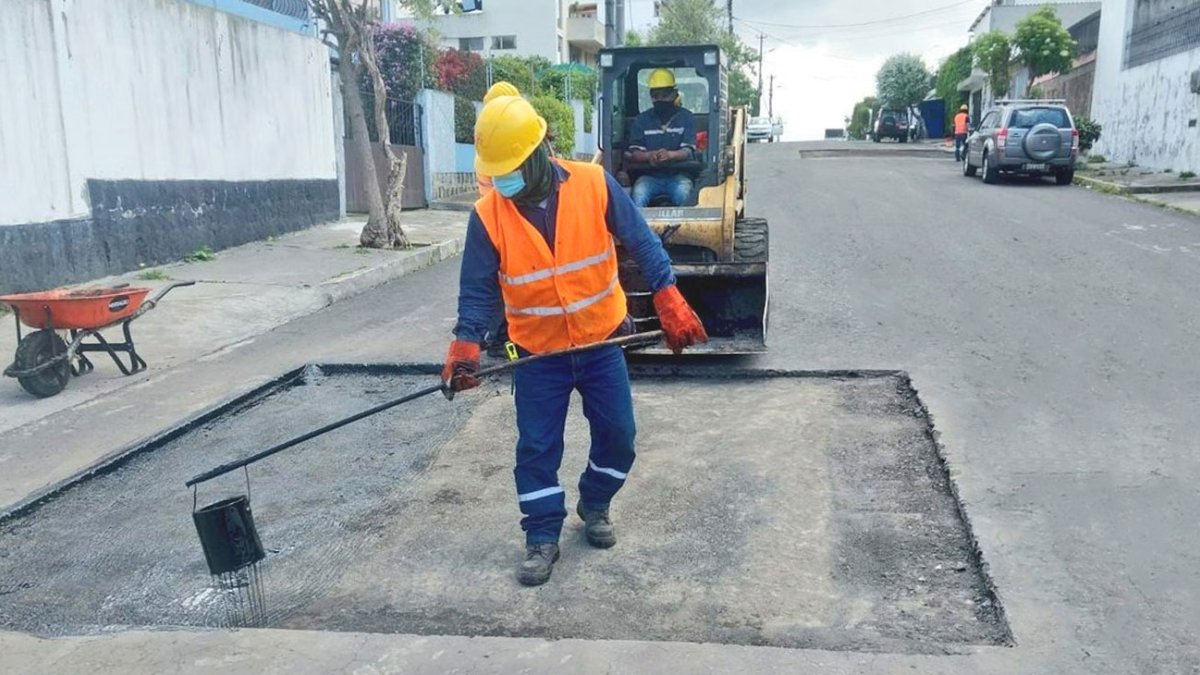 En la av. Oswaldo Guayasamín, en el tramo entre el puente del río Machángara hacia Cumbayá, se iniciaron los trabajos.