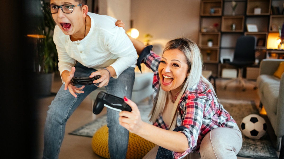 En este Día de la Madre, sorpréndela con un regalo especial: un día de diversión y risas jugando juntos a algunos videojuegos cooperativos