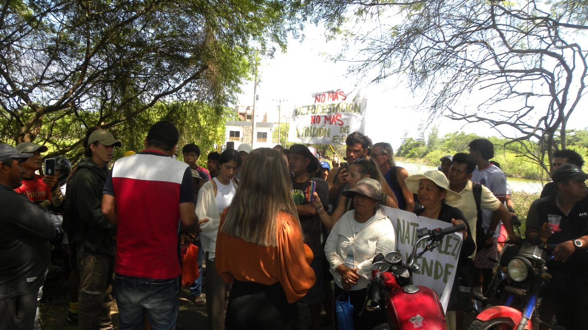 Los comuneros en Olón reclamaron por la tala de vegetación en el Esterillo Oloncito, la denuncia causó polémica.