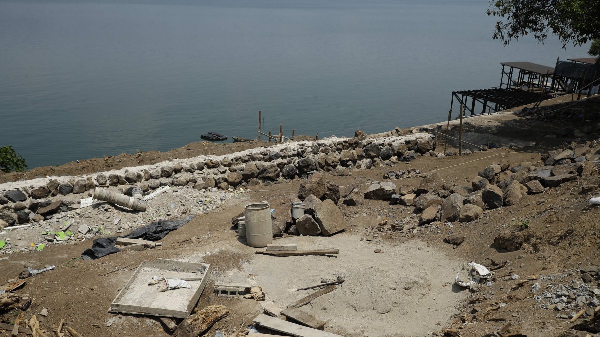 Obra de construcción clausurada debido a riesgo de contaminación del Lago de Coatepeque