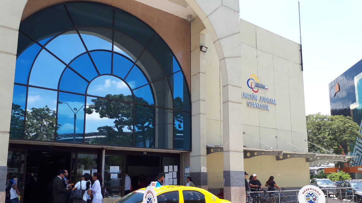 En la Unidad Judicial Albán Borja, en el norte de Guayaquil, se realiza la audiencia contra exfuncionarios del Teodoro Maldonado Carbo.