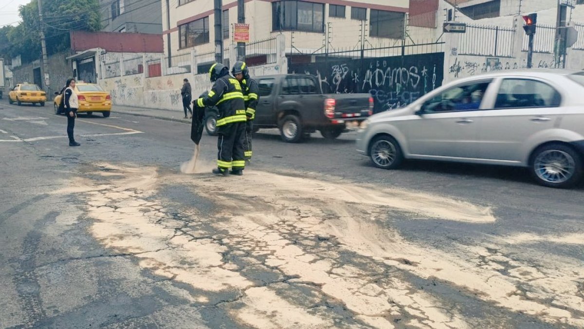 Tres carriles de la avenida en sentido sur-norte fueron cerrados mientras se realizan las tareas de limpieza.