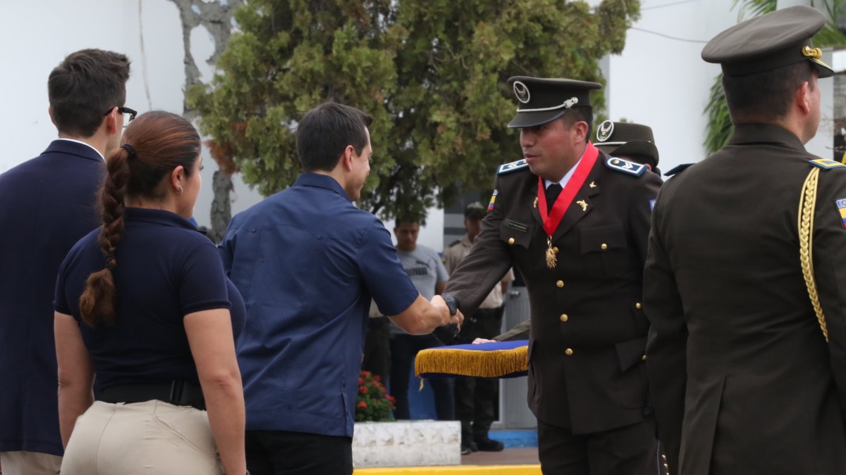 Daniel Noboa condecora a Policías.