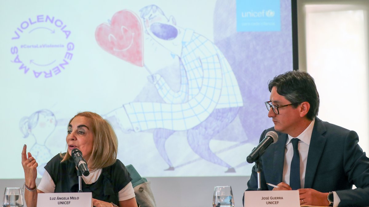La representante del Fondo de las Naciones Unidas para la Infancia (Unicef) en Ecuador, Luz Ángela Melo, y el oficial de Protección a la Infancia de Unicef en Ecuador, José Luis Guerra.