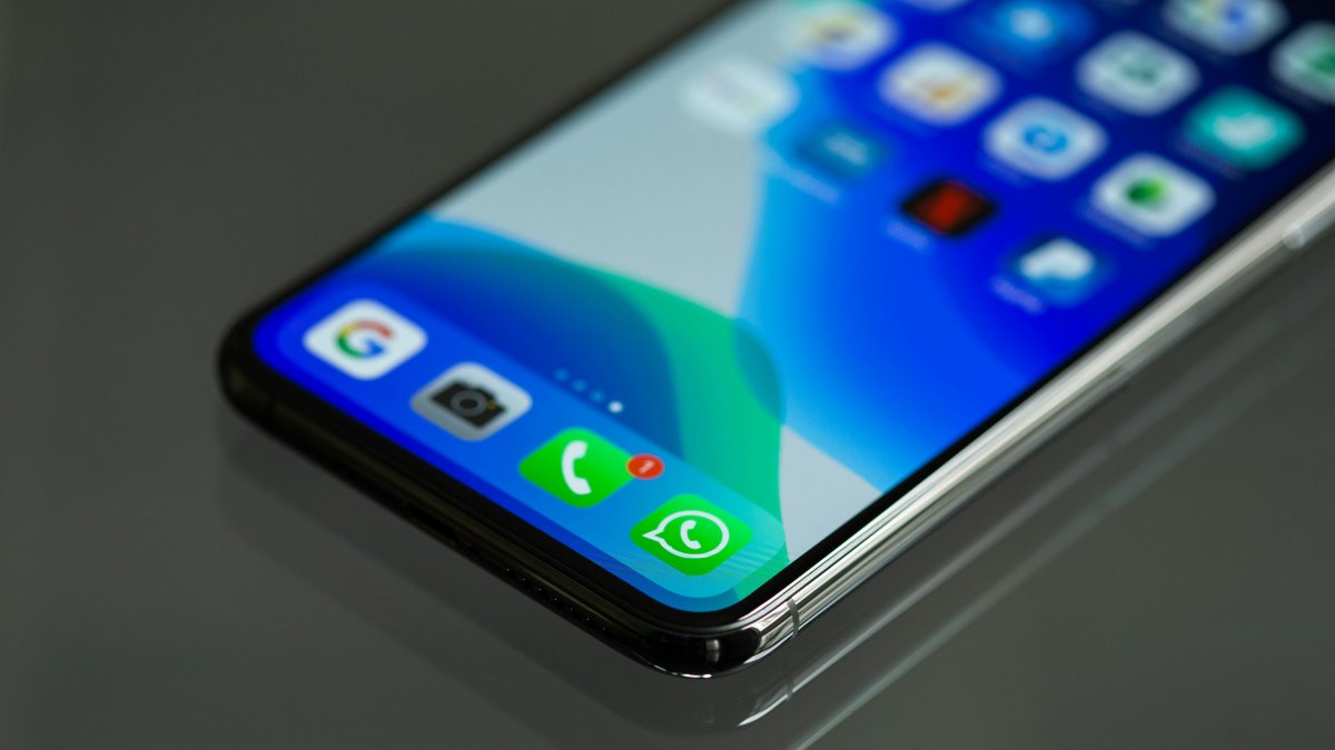 Referencial de WhatsApp instalado en un teléfono.