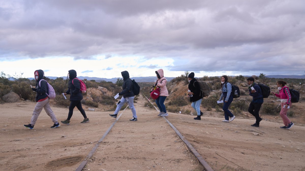Un grupo de migrantes cruzando cerca a a la frontera de EE.UU con México en Jacumba, California. EE.UU.