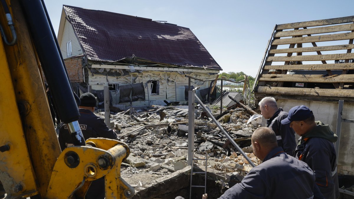 Kiev. Una persona observa una casa dañada tras el ataque nocturno.