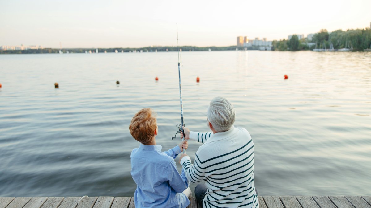 Una pareja pescan y comparten un momento juntos