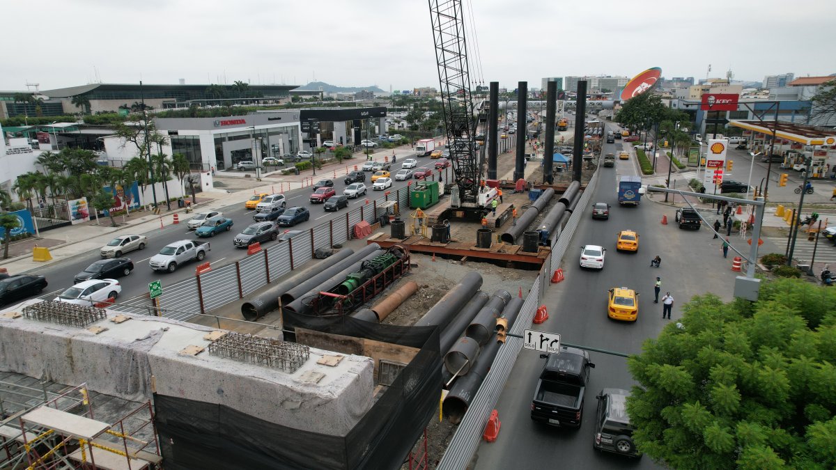 La estructura está en construcción. El tráfico se vuelve lento en los alrededores