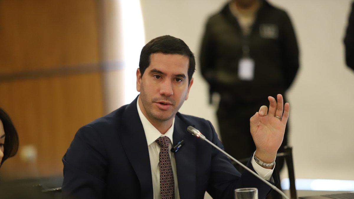 El ministro de Energía encargado, Roberto Luque, comparece ante la Comisión de Fiscalización.