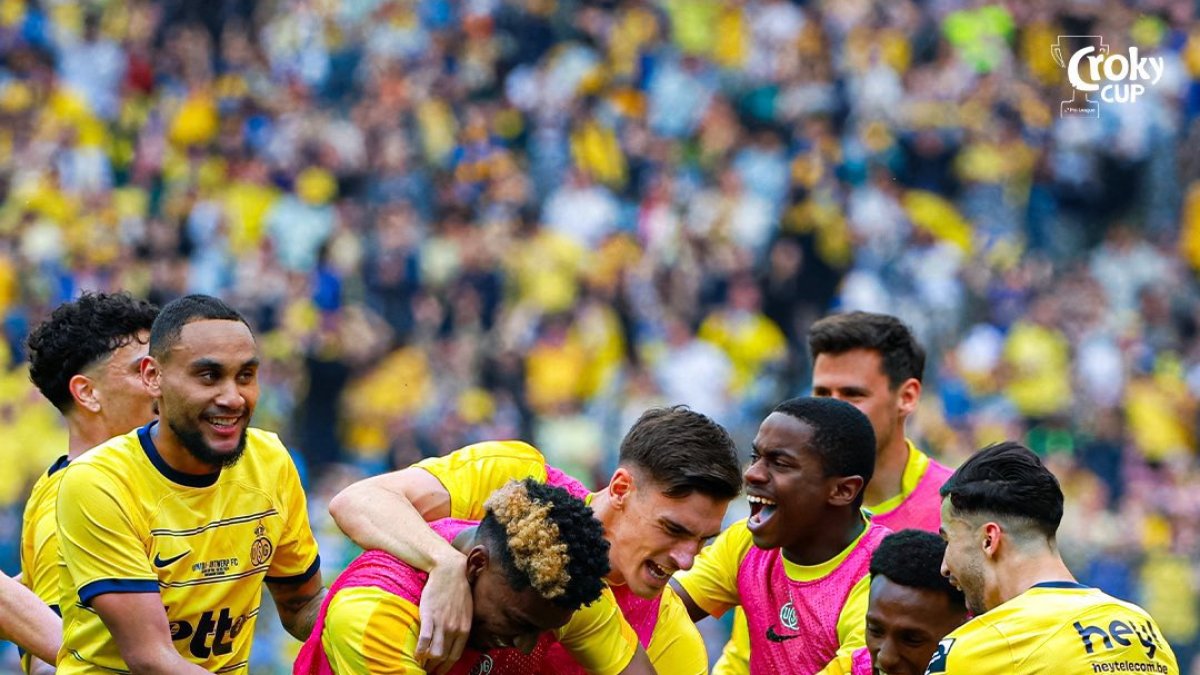 Kevin Rodríguez y sus compañeros festejan el título de la Copa de Bélgica