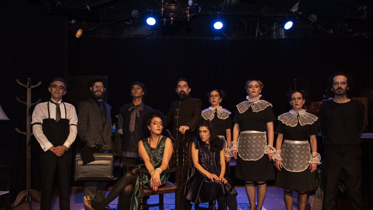 Con diez artistas en escena, 'La doble y única mujer' se presenta actualmente en el Teatro Malayerba.
