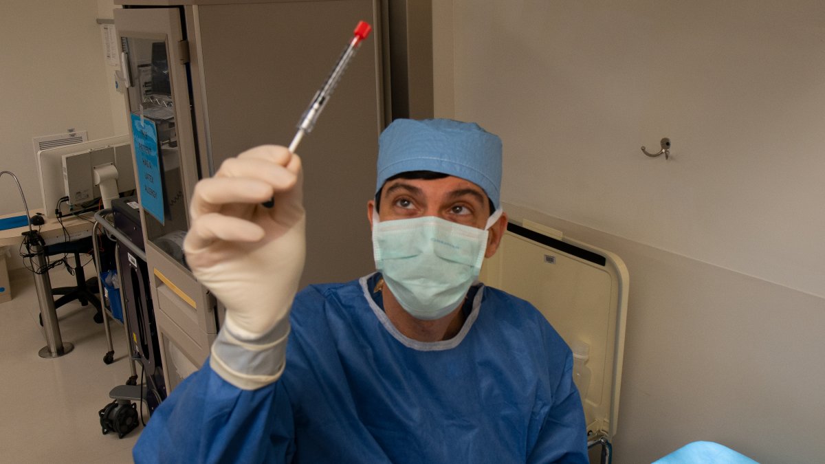 ason Comander, director del Servicio de Trastornos Hereditarios de Retina en hospital Mass General Brigham de Boston antes de realizar una cirugía del novedoso tratamiento