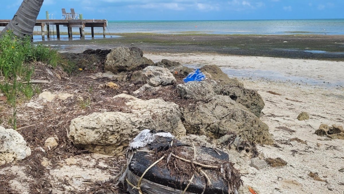 La bolsa plástica atada con cuerdas con los ladrillos de droga en el interior que fue hallada por un bañista este miércoles, en una playa sin especificar de los Cayos de Florida (EE. UU).