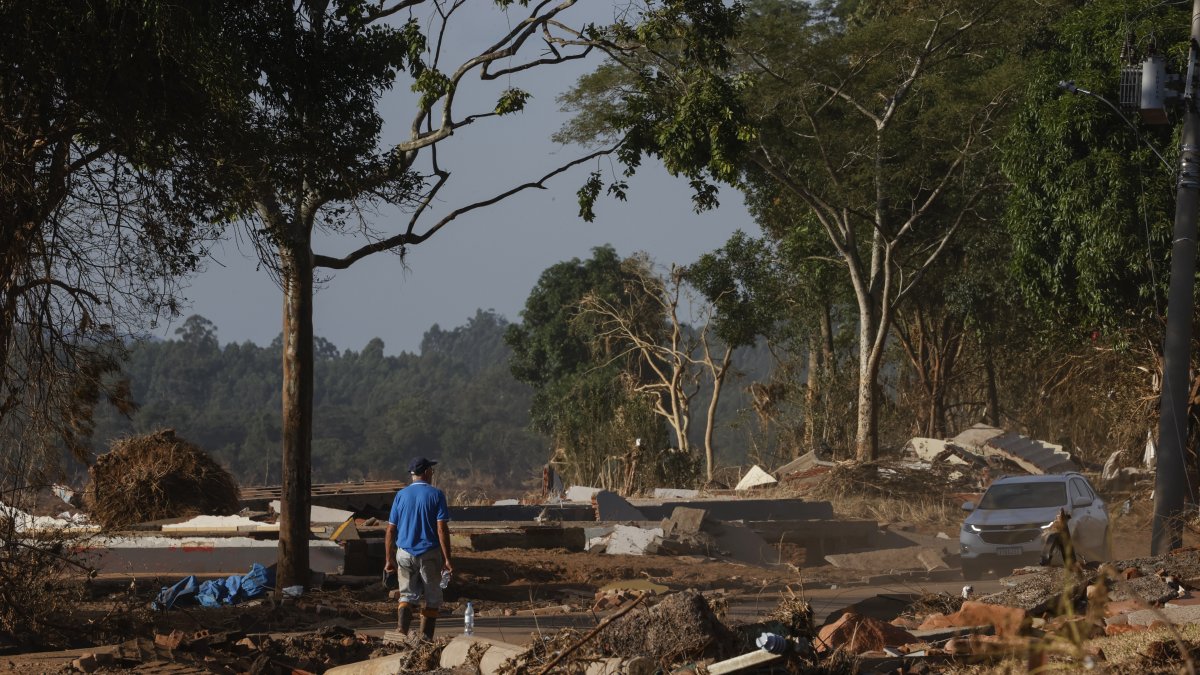Un hombre camina por una calle en medio de los escombros tras el desbordamiento del río Taquari, en Cruzeiro do Sul, estado de Rio Grande do Sul (Brasil)