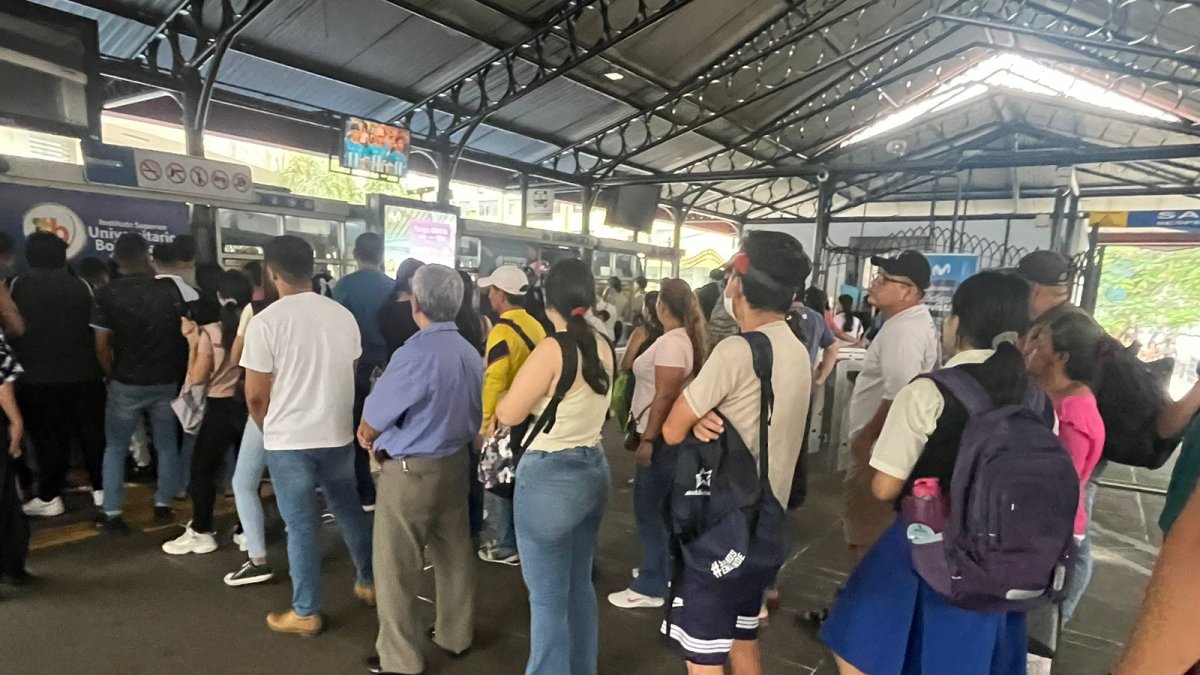 Decenas de personas se agolpan para lograr entrar a un bus en las paradas de Metrovía del centro.