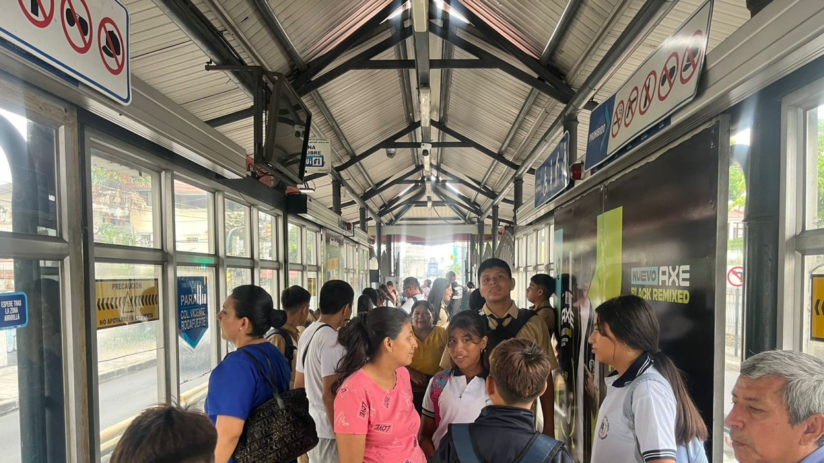 Diferentes pasajeros en una de las estaciones del sistema. 