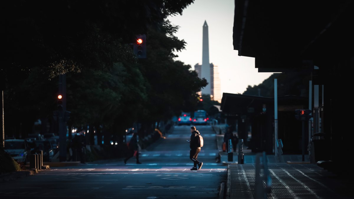 Varias personas caminan por una calle este jueves en Buenos Aires (Argentina). La calma es la norma general con que Argentina vive desde la medianoche.