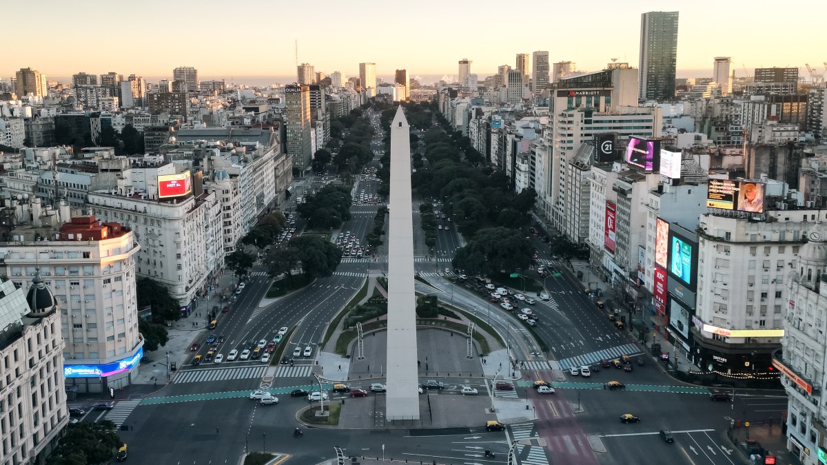 Fotografía que muestra la avenida 9 de julio y el obelisco este jueves en Buenos Aires (Argentina).
