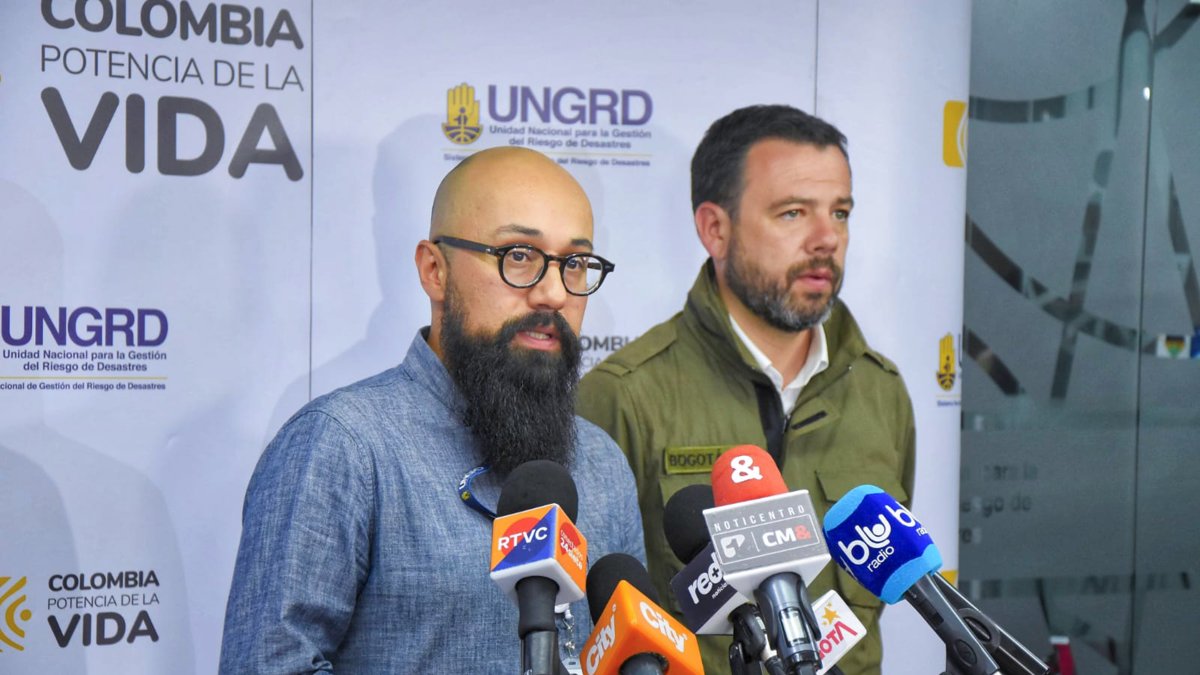 Bogotá. Carlos Carrillo (i), director general de la UNGRD, durante una rueda de prensa.