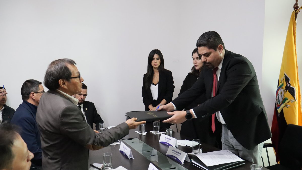 Galo Ortega, padre de Javier Ortega, recibe la documentación desclasificada sobre el secuestro y asesinato del equipo periodístico de El Comercio.
