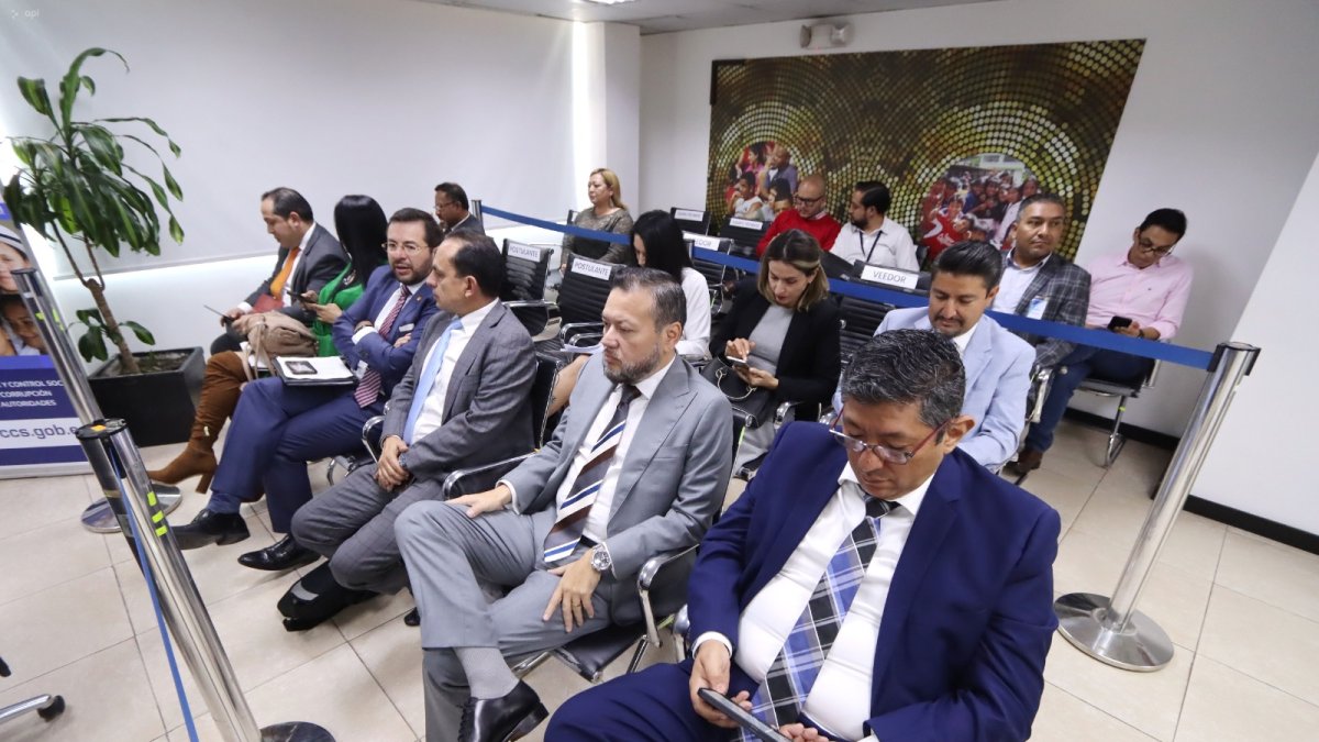 Aspirantes y exaspirantes. Desde la derecha; Jorge Cristóbal Ballesteros, Daniel Frías, Ricardo Morales y el último de la fila es Byron Guillén.