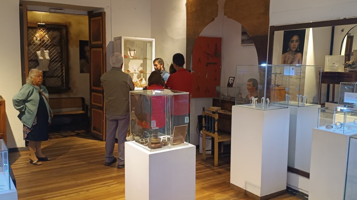 El lugar, ubicado en la calle Gran Colombia y Benigno Malo, a simple vista es una joyería en donde se muestran piezas con identidad andina.