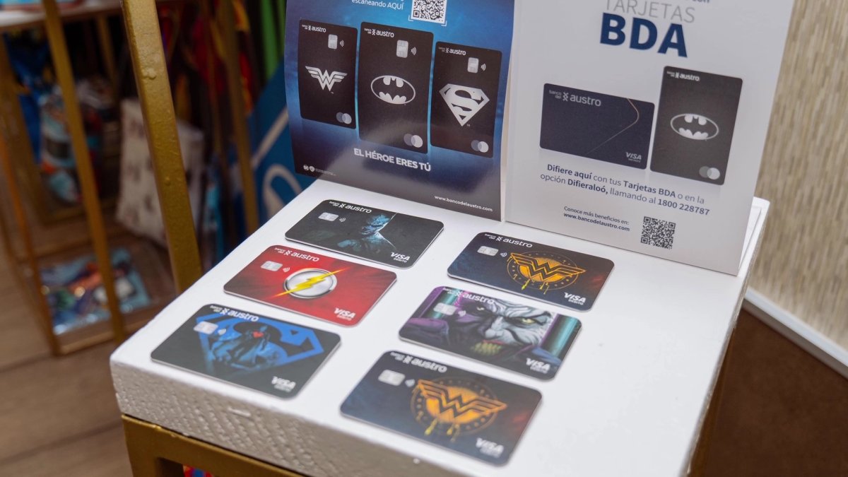 Plástico.- Las tarjetas que usa el Banco del Austro y por la que recibió un galardón.