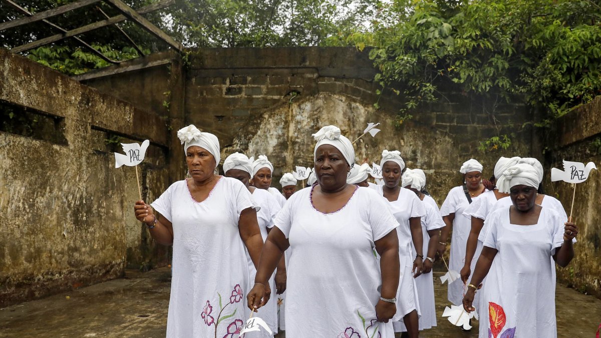 Las cantadoras de Pogue participan este jueves en la conmemoración de los 22 años de la masacre de Bojayá, municipio del departamento colombiano del Chocó.