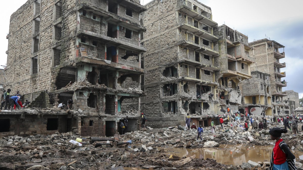 Los lugareños buscan chatarra y otros artículos en edificios demolidos por agencias de seguridad multiestatales en Mathare North, Nairobi, Kenia.