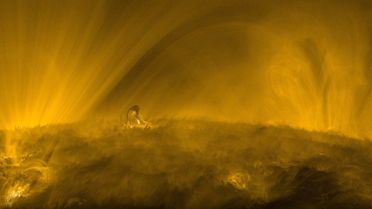 Captura de vídeo. Las regiones más brillantes rondan el millón de grados, mientras que el material más frío se ve oscuro al absorber la radiación.