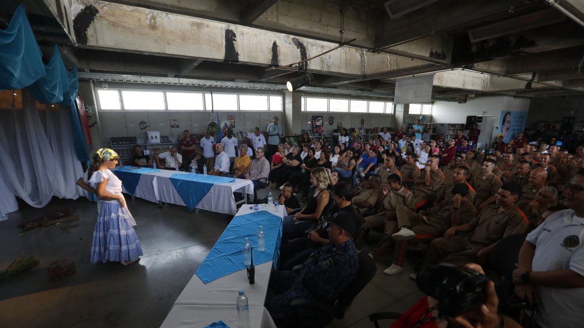 Un interno de la cárcel de Tuluá actúa en la obra 'El médico a palos', el 3 de mayo de  2024, en Tuluá (Colombia).
