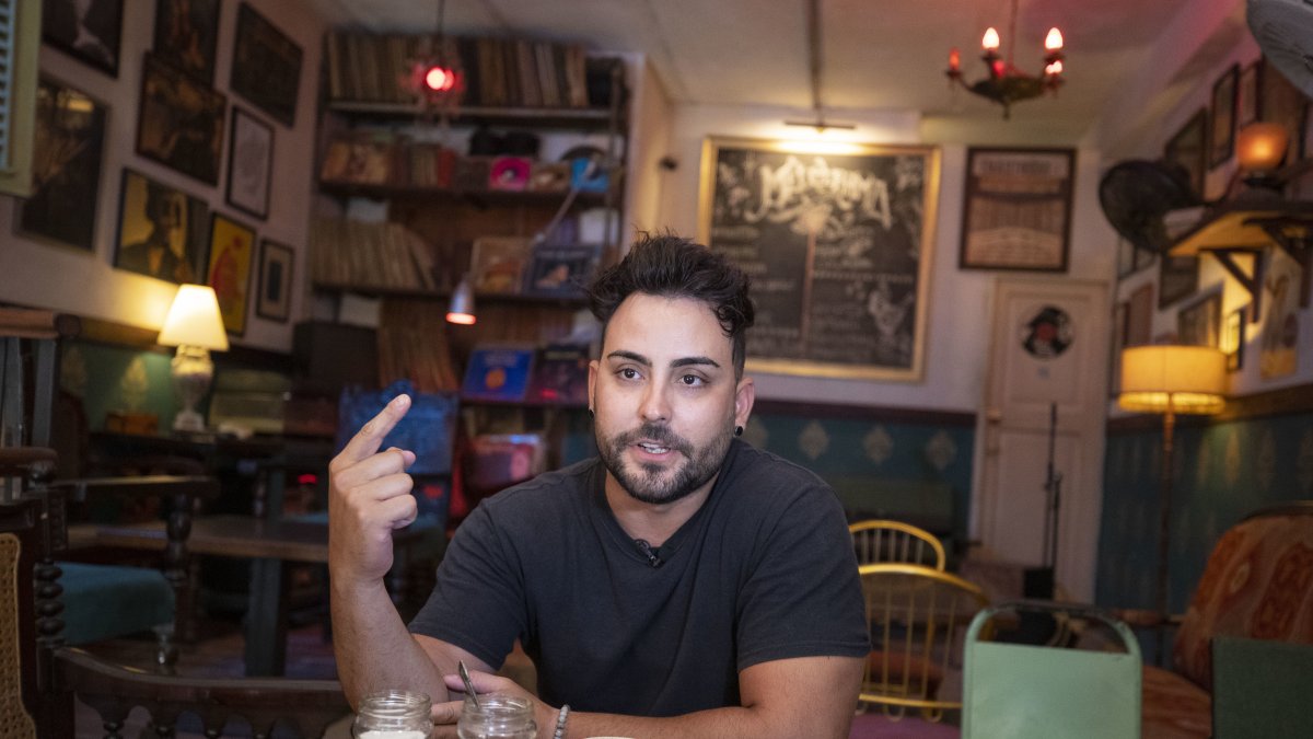 El influenciador cubano Eduardo habla en una entrevista en el bar Melodrama en La Habana (CUBA).