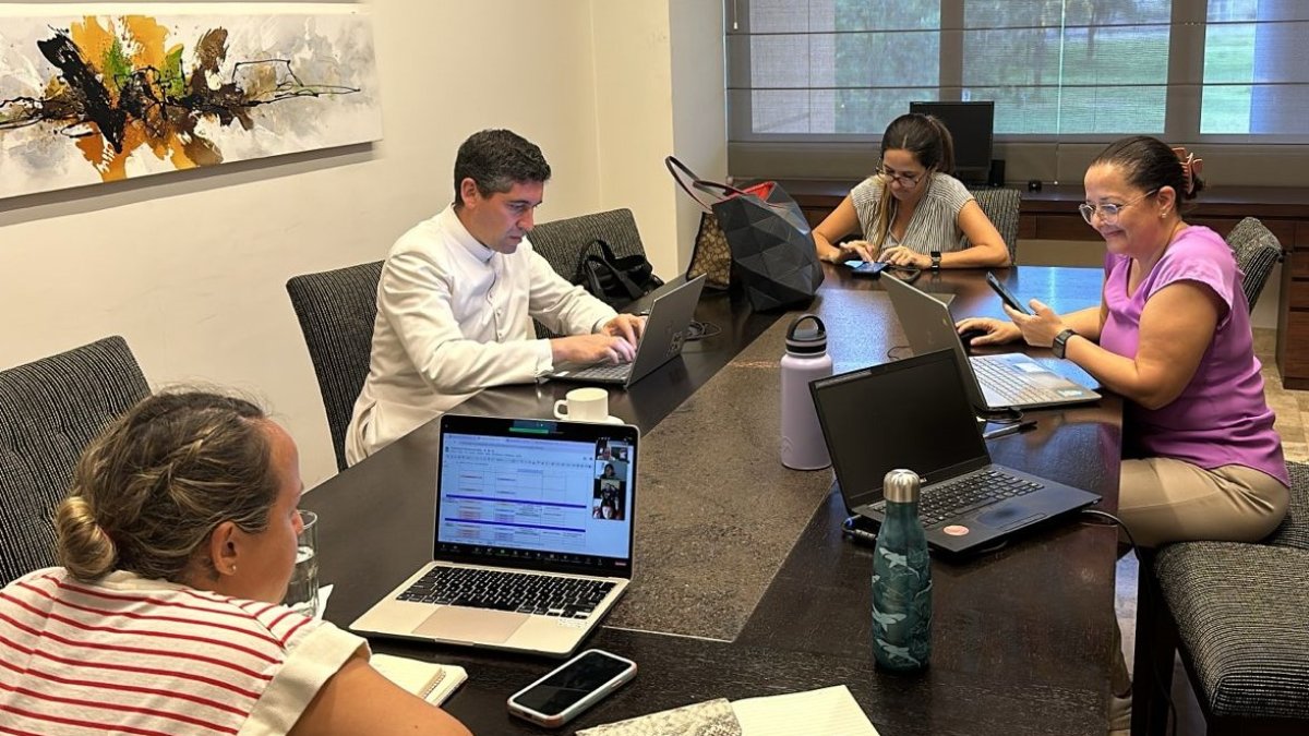 Acto. Sacerdotes y voluntarias preparan el contenido para sus oyentes.