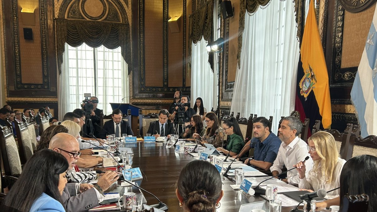 Sesión. Los concejales en el Salón de la Ciudad.