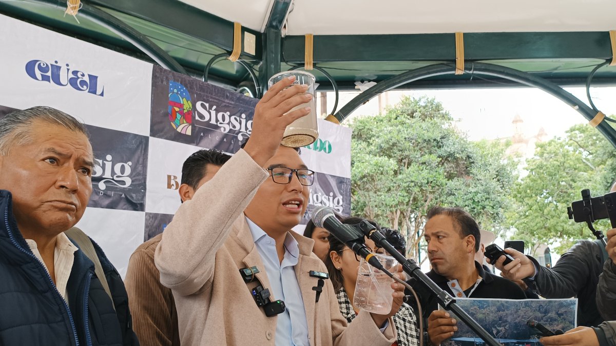 David Duchitanga, alcalde de Sígsig, expuso una pequeña muestra de agua tibia y con sedimentos flotando señalando que se trata del líquido del río Santa Bárbara.