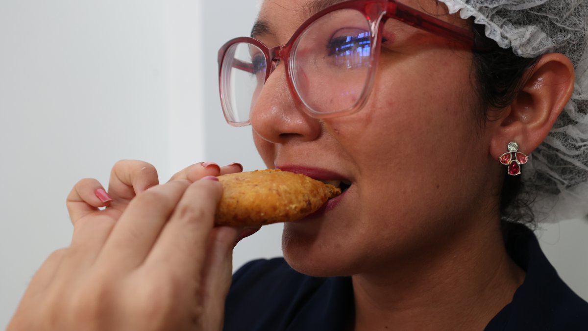 Producto. Una persona prueba una tortilla de la marca RickyZimo.