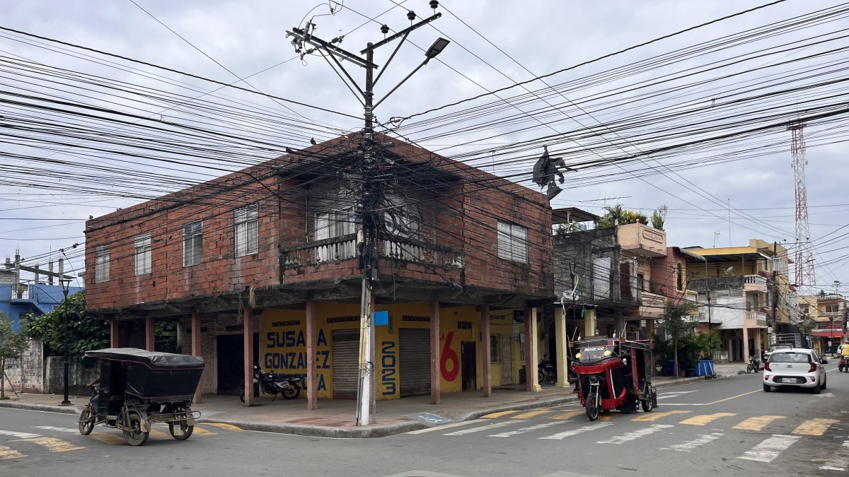 Cables. Yúnez dice que, de acuerdo con ordenanzas, las empresas telefónicas ya no pueden colocar más cables aéreos sobre los postes de alumbrado público.