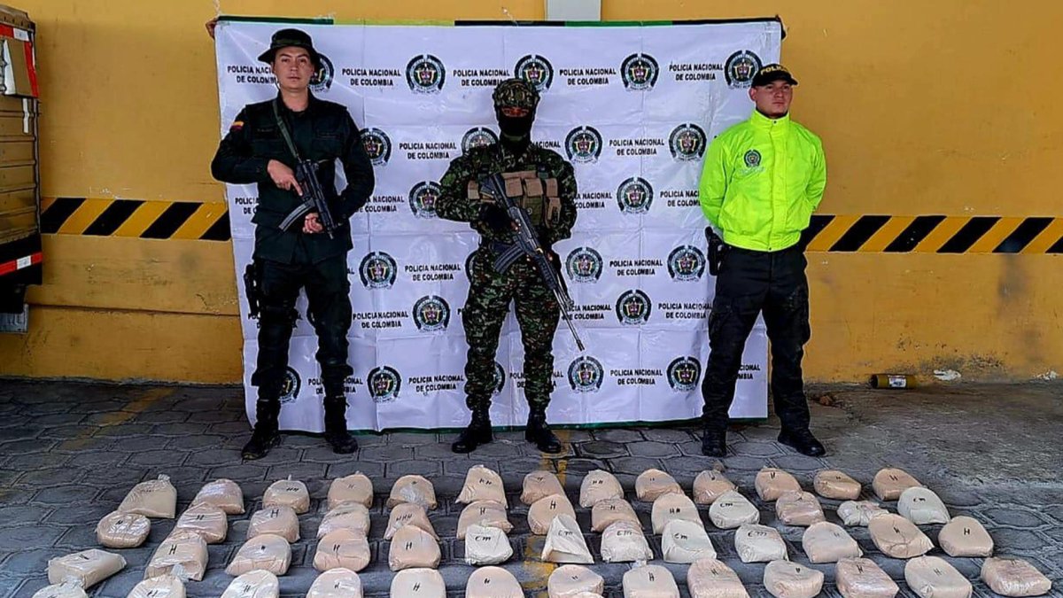 La Policía de Colombia informó que la droga estaba rotulada con el logo de un equipo de fútbol ecuatoriano.