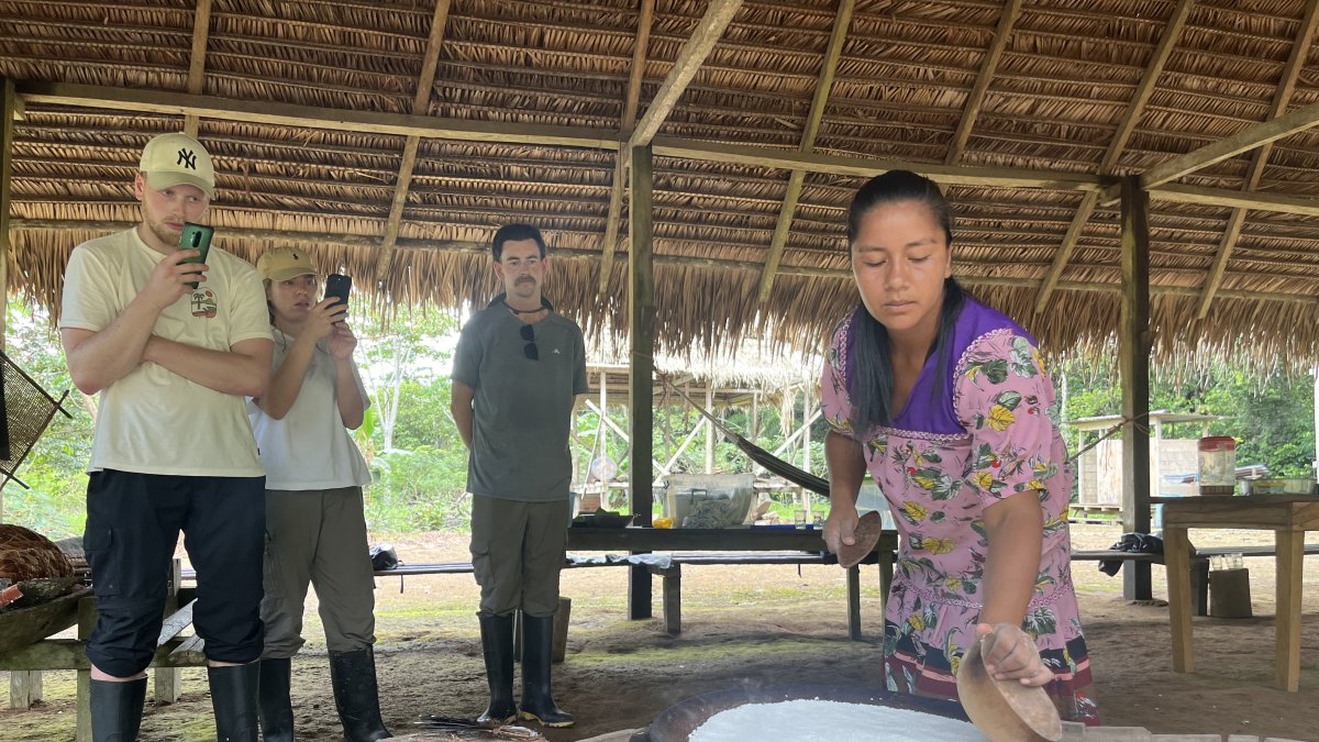 Vivencia. Los turistas observan la preparación del ‘casabe’, una tortilla de yuca, un alimento típico de los siona.
