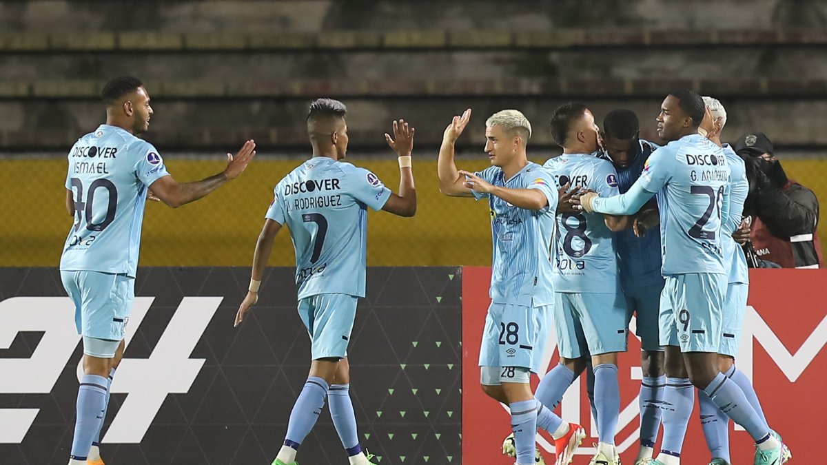 Jugadores de Católica celebran el gol de José Fajardo ante La Calera, en el estadio Olímpico Atahualpa.