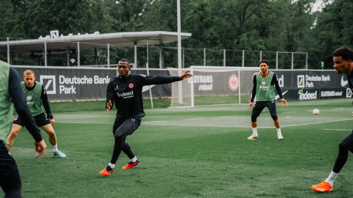 El defensor ecuatoriano William Pacho entrena previo al partido ante Borussia Mönchengladbach