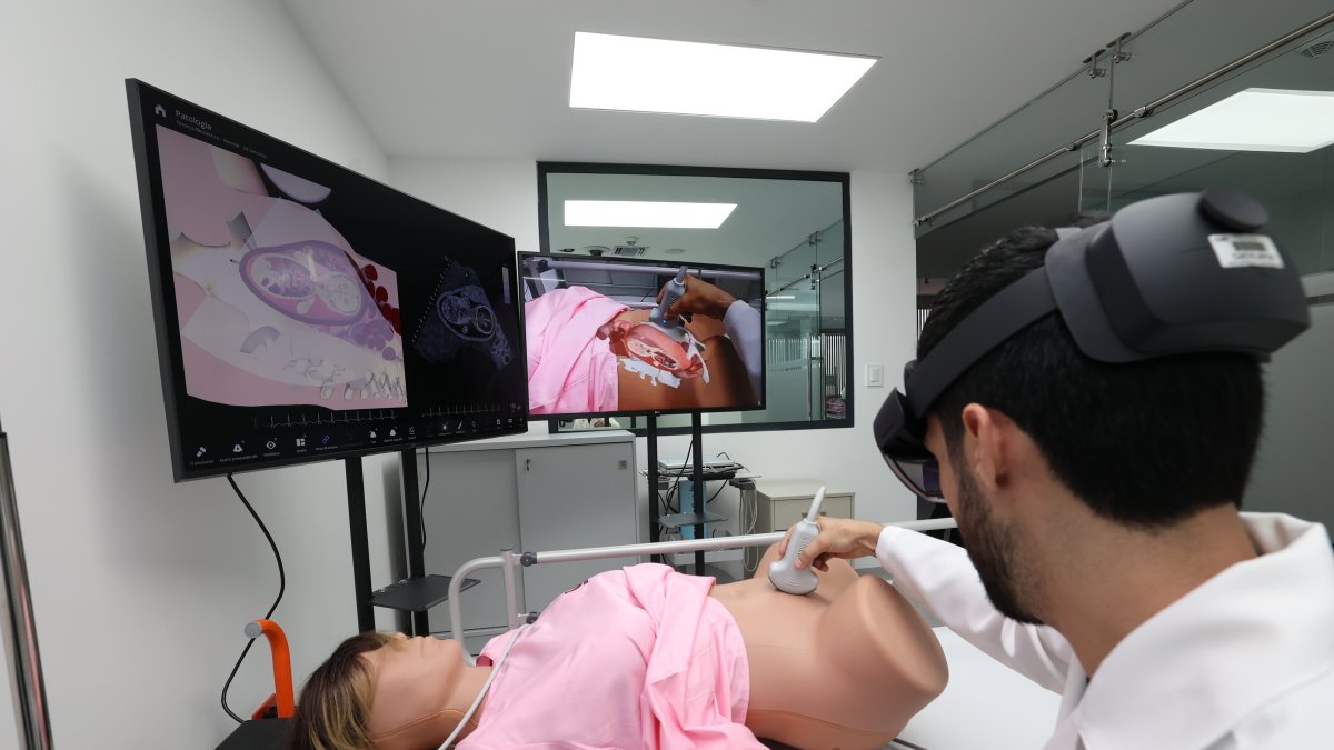 Panorama. La tecnología acerca a una realidad virtual a los estudiantes en sus distintas prácticas médicas.